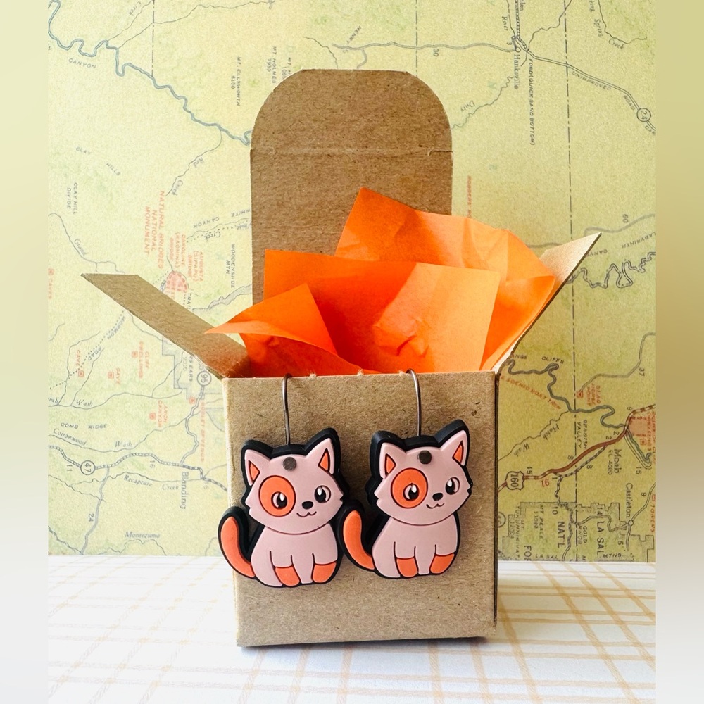 ⭐️5 for $25 ⭐️😻 Pink and Orange Cat Earrings - NWT in gift box 😻